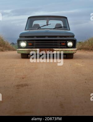 1964 Ford F100 camion su misura in azienda agricola Foto Stock