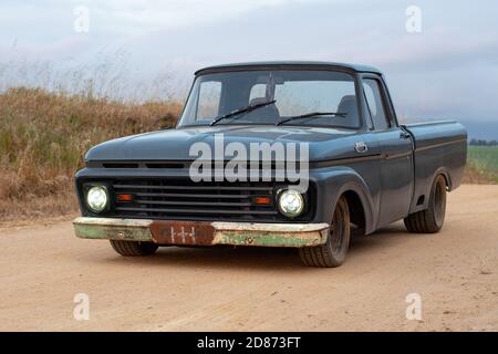 1964 Ford F100 camion su misura in azienda agricola Foto Stock