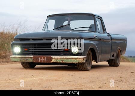 1964 Ford F100 camion su misura in azienda agricola Foto Stock