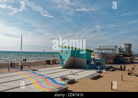 Casa capovolta sul fronte del mare di Brighton Foto Stock