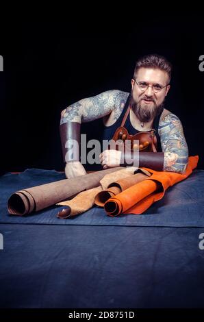 Maestro di pelle appassionato di affari nel negozio di pelle Foto Stock