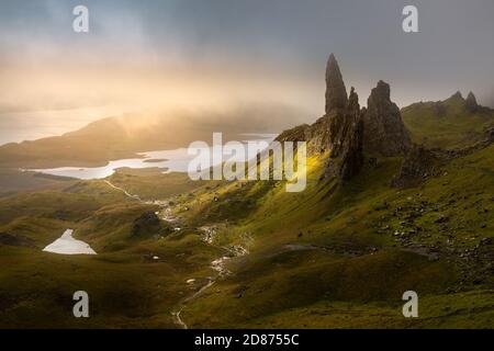 Nuvole basse scure e umorose sull'iconico Old Man of Storr sull'isola di Skye, Scozia, Regno Unito. Foto Stock