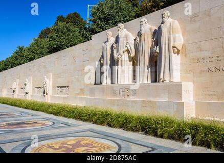 Vista generale della metà sinistra del Muro della riforma di Ginevra, Svizzera, con le statue di Giovanni Calvino e i principali sostenitori del Calvinismo. Foto Stock