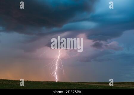 Cielo oscuro e nuvole con un fulmine a Springview, Nebraska Foto Stock