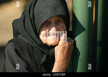 Ritratto di una vedova anziana che indossa tutto il nero nella contea di Sibiu, in Romania Foto Stock