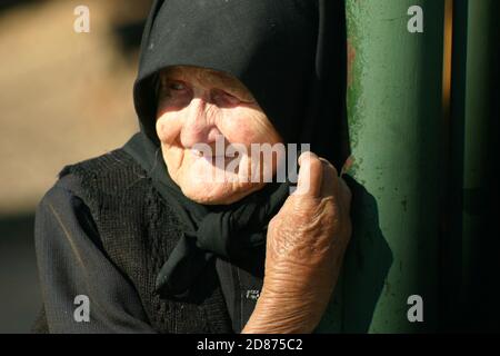 Ritratto di una vedova anziana che indossa tutto il nero nella contea di Sibiu, in Romania Foto Stock