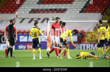 L'arbitro Craig Hicks mostra Ryan Inniss di Charlton Athletic una seconda carta gialla e rossa risultante per un fallo su James Henry di Oxford United durante la partita di Sky Bet League One alla Valley, Londra. Foto Stock