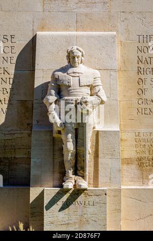 Vista frontale della statua in pietra di Oliver Cromwell sul Muro della riforma a Ginevra, Svizzera, una figura del protestantesimo in Inghilterra. Foto Stock