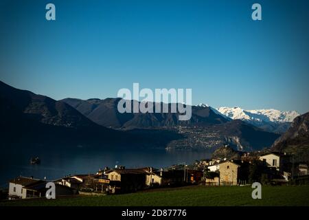 Villaggio sul lago Foto Stock