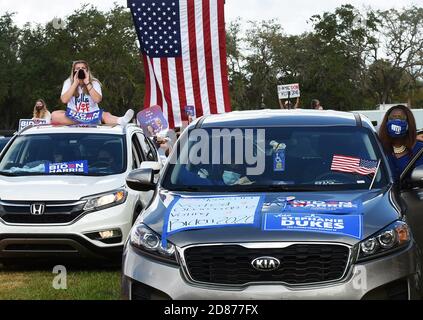 27 ottobre 2020 - Orlando, Florida, Stati Uniti - la gente aspetta che l'ex presidente degli Stati Uniti Barack Obama parli a sostegno del candidato presidenziale democratico Joe Biden durante un raduno drive-in il 27 ottobre 2020 a Orlando, Florida. Obama sta facendo campagna per il suo ex Vice Presidente prima delle elezioni del 3 novembre. (Paul Hennessy/Alamy) Foto Stock