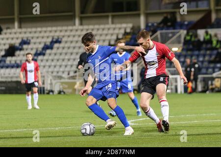 Hartepool, County Durham, Regno Unito. 27 ottobre 2020. Hartlepool United's Gavan Holohan in azione con Tom Hannigan di Altrincham durante la partita della Vanarama National League tra Hartlepool United e Altrincham a Victoria Park, Hartlepool martedì 27 ottobre 2020. (Credit: Mark Fletcher | MI News) Credit: MI News & Sport /Alamy Live News Foto Stock