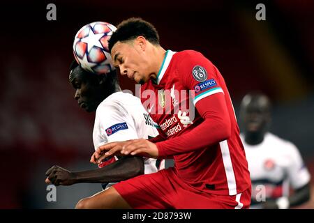 Trent Alexander-Arnold di Liverpool e Pione Sisto dell'FC Midtjylland durante la partita della UEFA Champions League Group D ad Anfield, Liverpool. Foto Stock