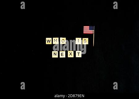 La frase che è il prossimo presidente americano - con una bandiera americana sullo sfondo. Una nuova corsa elettorale negli Stati Uniti. Primario. Candidati Foto Stock
