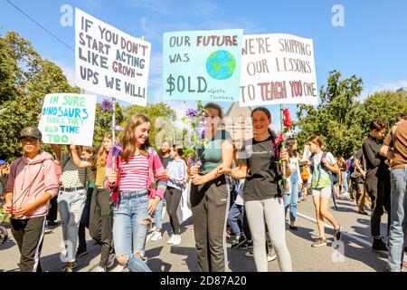 Gli studenti tengono cartelli che esprimono le loro opinioni durante la protesta. Migliaia di persone hanno marciato nella città di Toronto durante il venerdì per una dimostrazione futura per sensibilizzare i cittadini sui problemi del cambiamento climatico. Foto Stock