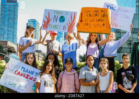 Gli studenti tengono cartelli che esprimono le loro opinioni durante la protesta. Migliaia di persone hanno marciato nella città di Toronto durante il venerdì per una dimostrazione futura per sensibilizzare i cittadini sui problemi del cambiamento climatico. Foto Stock