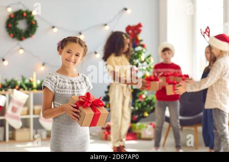 La mattina di Natale e un regalo speciale per lei. Presente per Natale da  amante, marito o fidanzato. Una donna ha una sorpresa per lei nel letto. Y  Foto stock - Alamy