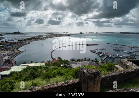 I resti di Fort St Louis, un forte napoleonico che domina la città di Marigot, la capitale della parte francese dell'isola di San Martino nel Cari Foto Stock