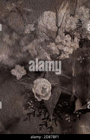 Bouquet di fiori vittoriano in vaso con uccelli. Foto Stock