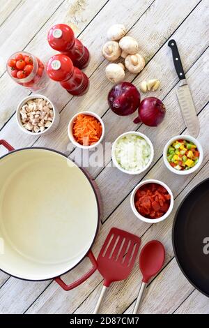 Ingredienti biologici freschi pronti per preparare zuppe e stufati sani per cene in famiglia Foto Stock