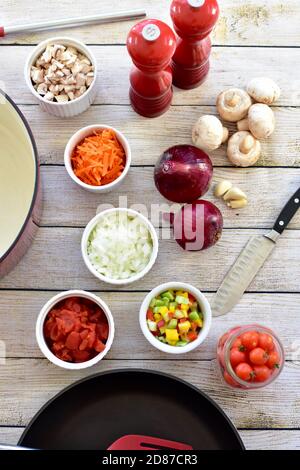 Ingredienti biologici freschi pronti per preparare zuppe e stufati sani per cene in famiglia Foto Stock