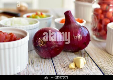 Ingredienti biologici freschi pronti per preparare zuppe e stufati sani per cene in famiglia Foto Stock