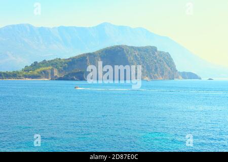 Isola di Budva Sveti Nikola . Montenegro vacanze estive sul Mare Adriatico Foto Stock