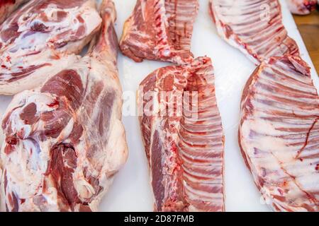 Carne fresca e cruda. Pezzi assortiti di agnello su sfondo bianco. Foto Stock