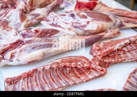 Carne fresca e cruda. Pezzi assortiti di agnello su sfondo bianco. Foto Stock