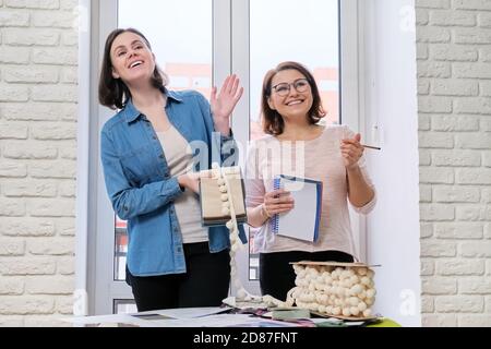 Interior design, lavoro donna designer scelta campioni di tessuti Foto Stock