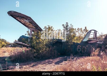 An-2 Antonov sovietico prodotto in serie biplano monomotore abbandonato in vecchio campo di base aerea, l'aviazione rimane a Vovchansk, Ucraina Foto Stock