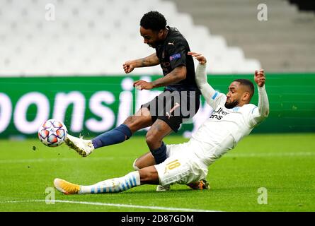 Jordan Amavi di Marsiglia (a destra) affronta il Raheem Sterling di Manchester City durante la partita della UEFA Champions League Group C all'Orange Velodrome di Marsiglia. Foto Stock