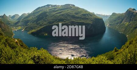 Geirangerfjord Loop, vista locale Geiranger, nave Queen Elitabeth e MSC Orchestra all'ancora, Møre og Romsdal, Norvegia, Scandinavia, Europa, avventura t Foto Stock