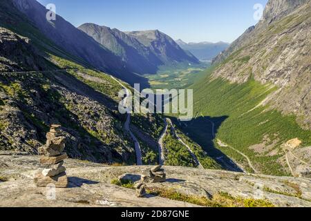 Trollstigen vicino a Andalsnes, serpentine, cascata di Stigfossen, Innfjords, Møre og Romsdal, Norvegia, Scandinavia, Europa, avventura viaggio, strada di montagna Foto Stock