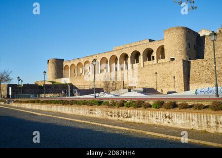 Abrantes castello con skate boarders, in Portogallo Foto Stock