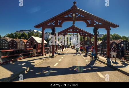 Gamle Bybro, ponte storico con portali rossi, Trondheim, Trøndelag, Norvegia, Scandinavia, Europa, avventura viaggio, Ponte della Città Vecchia, Ponte, Fiume Nid Foto Stock