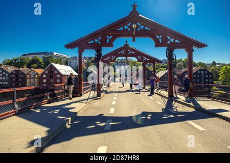 Gamle Bybro, ponte storico con portali rossi, Trondheim, Trøndelag, Norvegia, Scandinavia, Europa, avventura viaggio, Ponte della Città Vecchia, Ponte, Fiume Nid Foto Stock