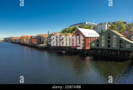 Pittoresche case residenziali colorate ed edifici commerciali sul fiume Nidelva, palafitte, Trondheim, Trøndelag, Norvegia, Scandinavia, EUR Foto Stock
