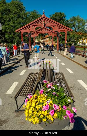 Gamle Bybro, ponte storico con portali rossi, Trondheim, Trøndelag, Norvegia, Scandinavia, Europa, avventura viaggio, Ponte della Città Vecchia, Ponte, Fiume Nid Foto Stock