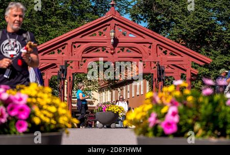 Gamle Bybro, ponte storico con portali rossi, Trondheim, Trøndelag, Norvegia, Scandinavia, Europa, avventura viaggio, Ponte della Città Vecchia, Ponte, Fiume Nid Foto Stock