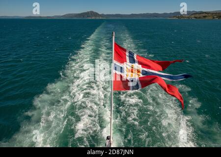 Il simbolo posto sulla bandiera norvegese di una nave Hurtigruten, spray schiumogeno, Trondheimfjord, Agdenes, Trøndelag, Norvegia, Scandinavia, Europa, avventura tri Foto Stock