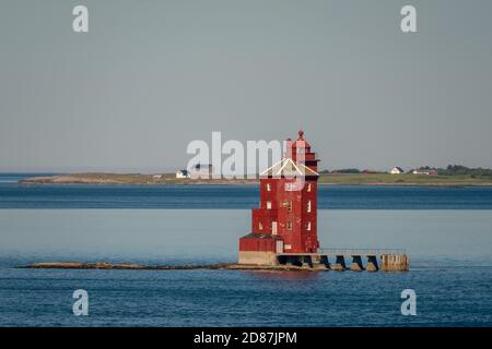 Kjeungskjær Fyr, faro rosso, al largo della costa norvegese su un piccolo skerry al largo di Ørland, Trøndelag. Uthaug, Trøndelag, Norvegia, Scandinavia, Europa, adven Foto Stock