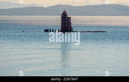 Kjeungskjær Fyr, faro rosso, al largo della costa norvegese su un piccolo skerry al largo di Ørland, Trøndelag. Uthaug, Trøndelag, Norvegia, Scandinavia, Europa, adven Foto Stock