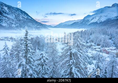 Splendida vista sul lago Sils Maria in Engadin Svizzera in inverno Foto Stock