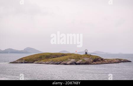 Northern Arctic Circle Globe, Vikingen Island, Tons, Nordland, Norvegia, Scandinavia, Europa, viaggi avventura, turismo, globo, Hurtigruten, Hurtigrut Foto Stock