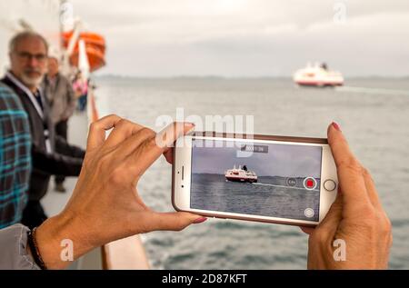 Nave MS Kong Harald, fotografia di telefono mobile, nave filmata, Bolga, Nordland, Norvegia, Scandinavia, Europa, avventura viaggio, turismo, Hurtigruten, Hur Foto Stock