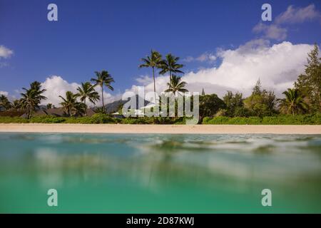 Spiaggia vuota delle Hawaii con vista sulle montagne in una mattinata tranquilla Foto Stock