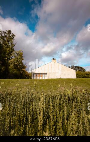 Casa moderna circondata da vegetazione in campagna Foto Stock