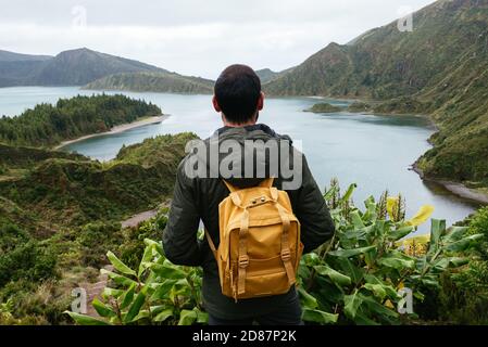 Vista posteriore di un giovane che gode nella natura Foto Stock