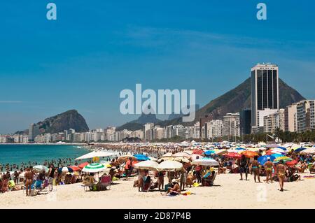 RIO DE JANEIRO, BRASILE - 28 DICEMBRE 2014: Migliaia di brasiliani e stranieri godono caldo e soleggiato fine settimana in Copacabana spiaggia. Foto Stock