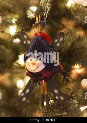 Snowman sciatore ornamento di Natale su albero con fuoco sul viso Foto Stock